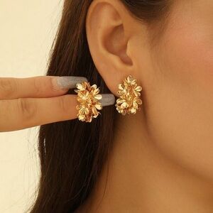 Elegant Gold Floral Earrings